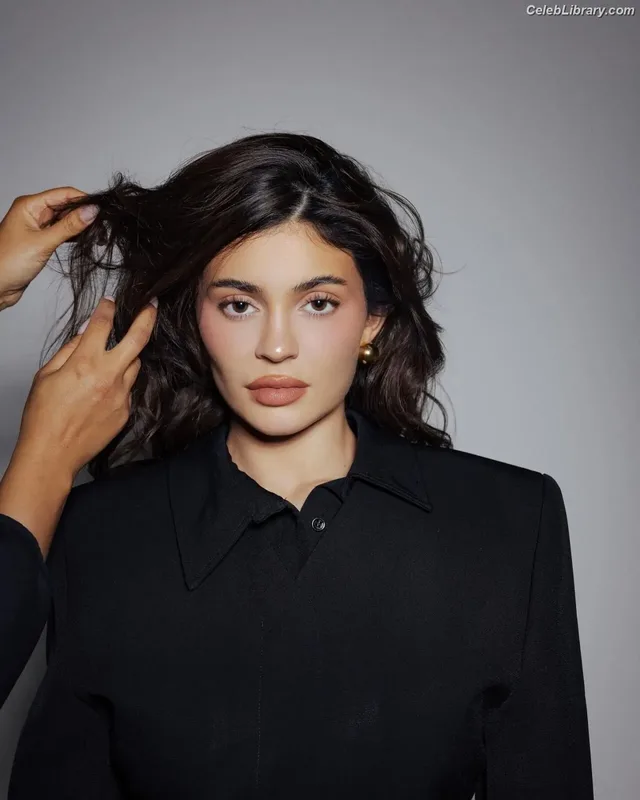Kylie Jenner photo 14 of 4071