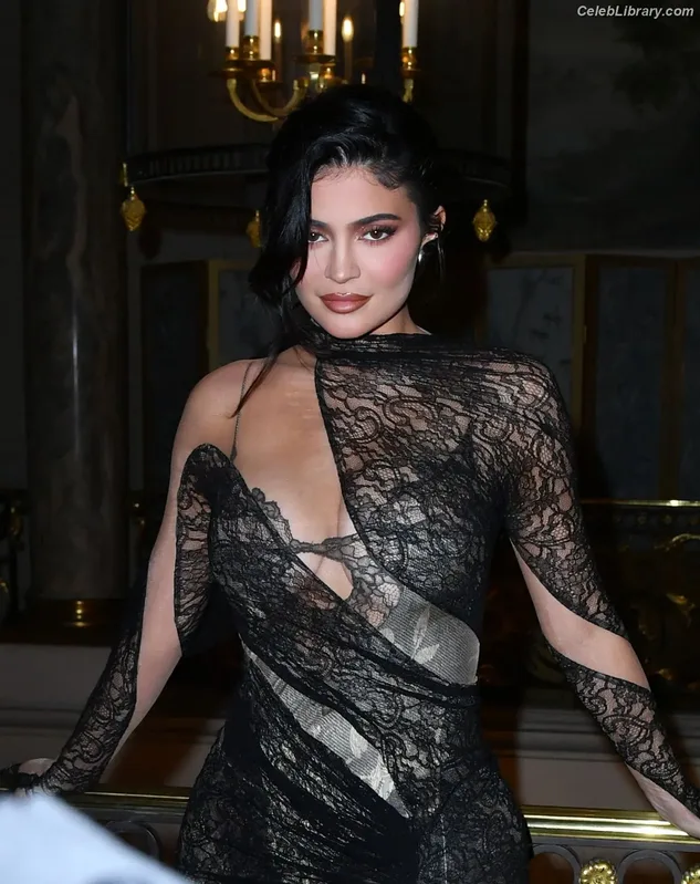 Kylie Jenner photo 15 of 4071