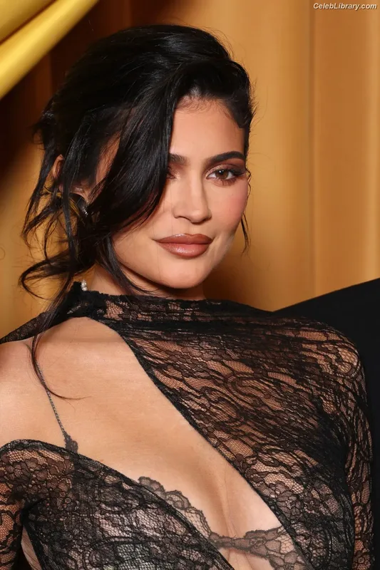 Kylie Jenner photo 16 of 4071