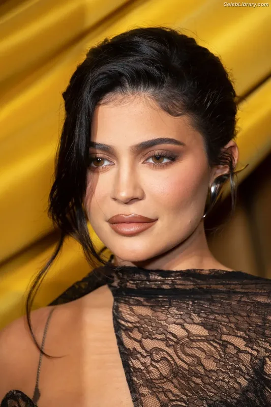 Kylie Jenner photo 17 of 4071