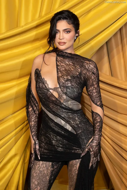 Kylie Jenner photo 18 of 4071