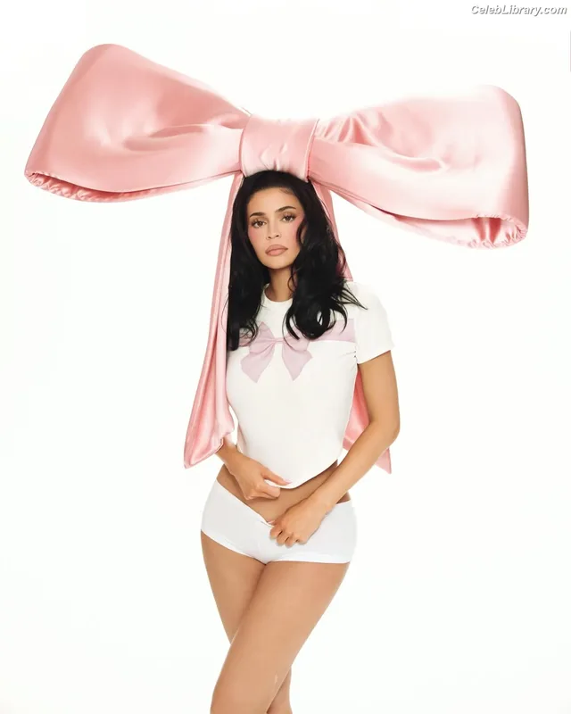 Kylie Jenner photo 24 of 4071