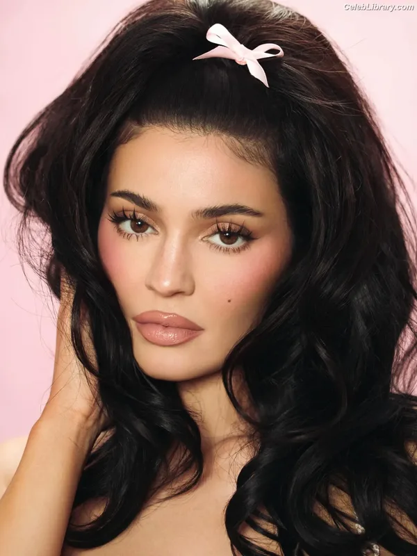 Kylie Jenner photo 6 of 4071