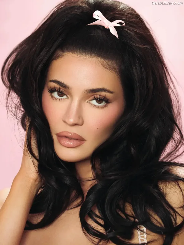 Kylie Jenner photo 7 of 4071