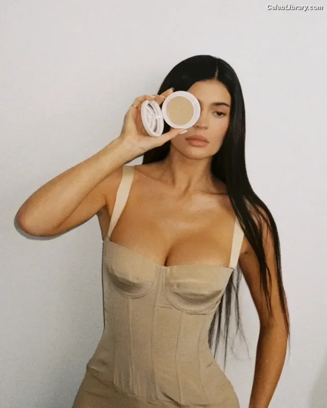 Kylie Jenner photo 12 of 4071