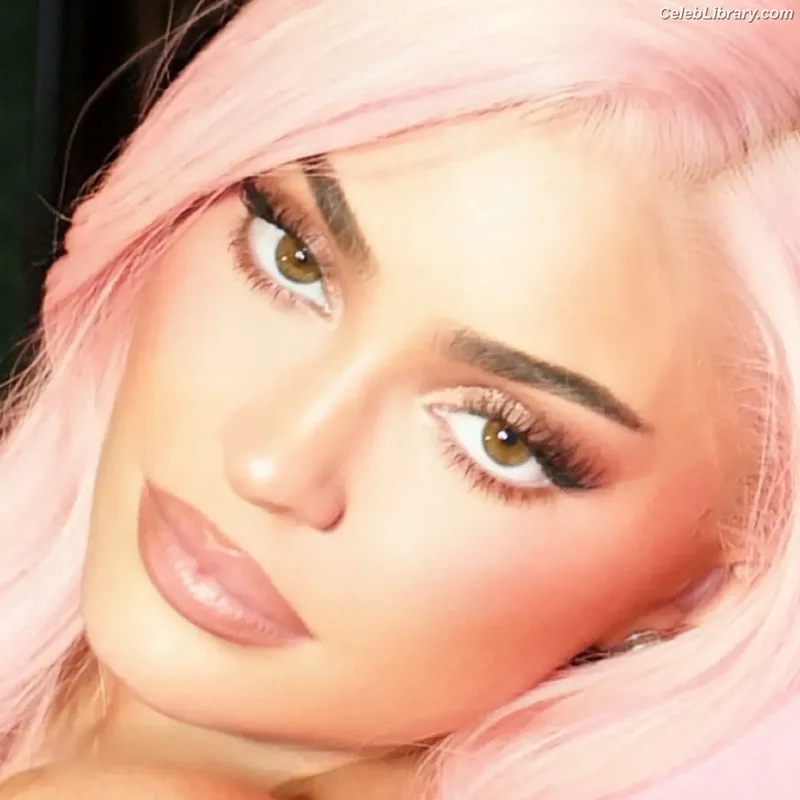 Kylie Jenner photo 13 of 4071