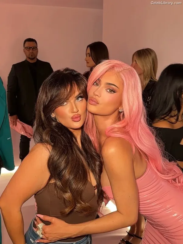 Kylie Jenner photo 17 of 4071