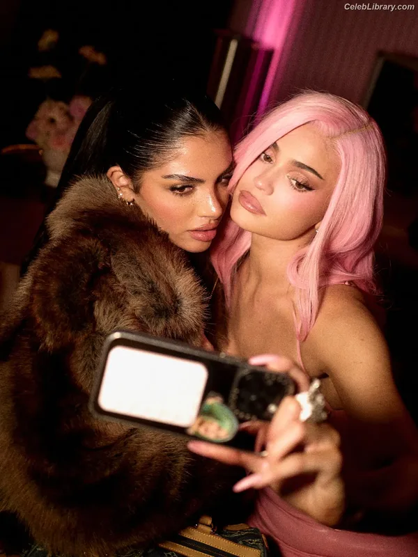 Kylie Jenner photo 20 of 4071