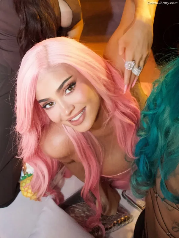 Kylie Jenner photo 21 of 4071