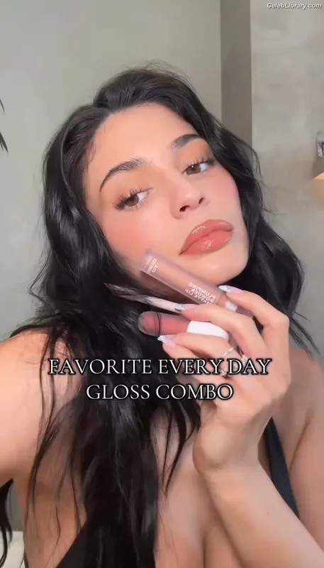 Kylie Jenner photo 24 of 4071