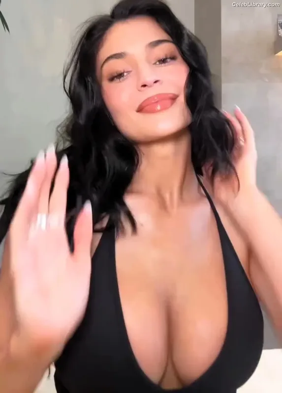 Kylie Jenner photo 4 of 4071