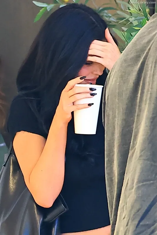 Kylie Jenner photo 14 of 4071