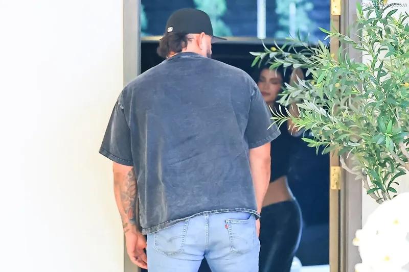 Kylie Jenner photo 18 of 4071