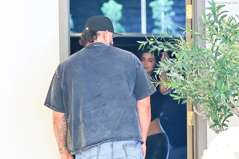 Kylie Jenner photo 19 of 4071