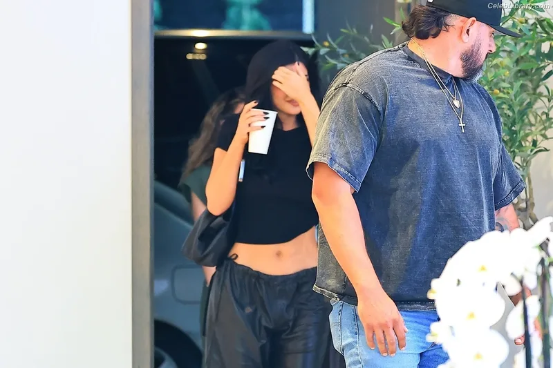 Kylie Jenner photo 1 of 4071