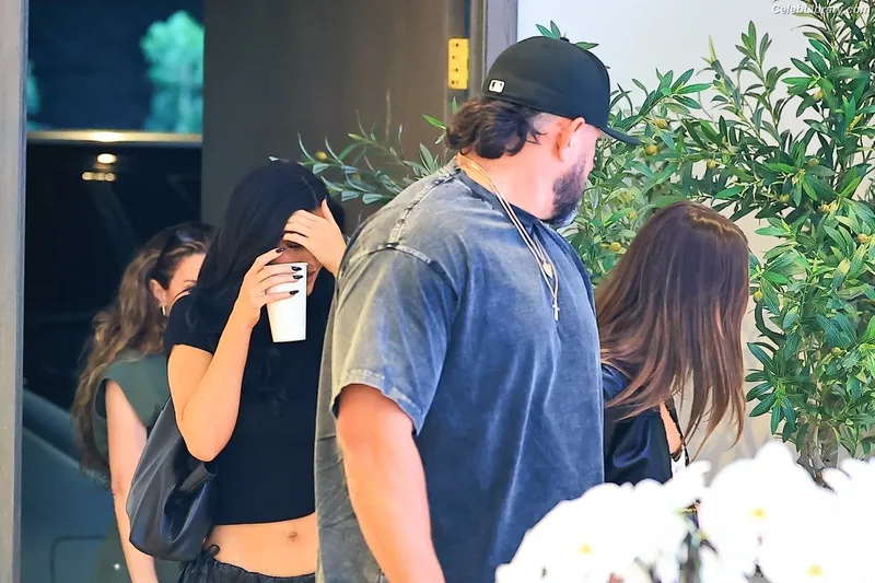 Kylie Jenner photo 7 of 4071