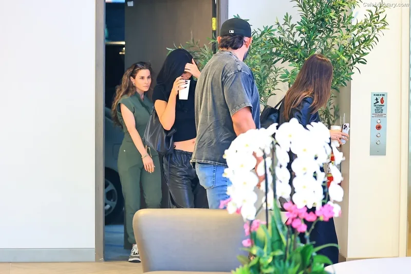 Kylie Jenner photo 11 of 4071
