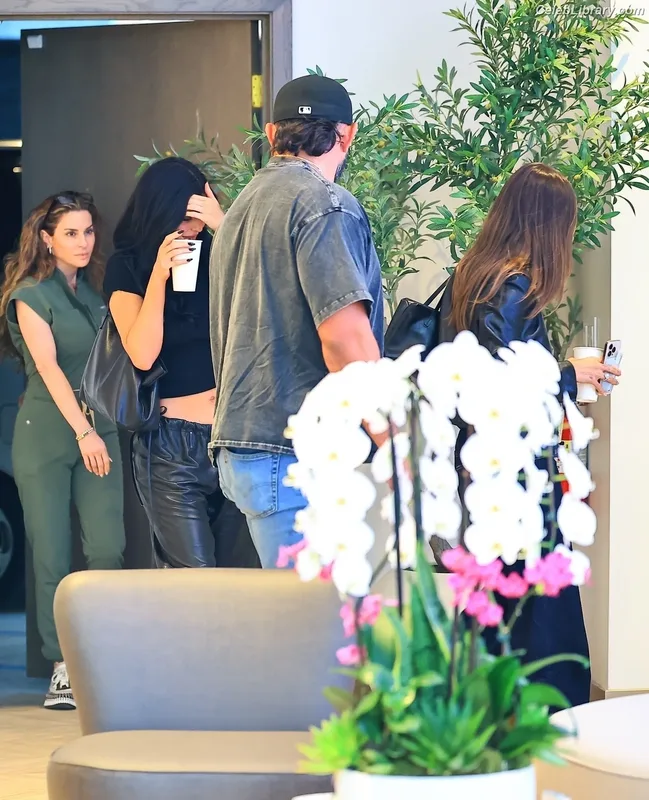 Kylie Jenner photo 12 of 4071