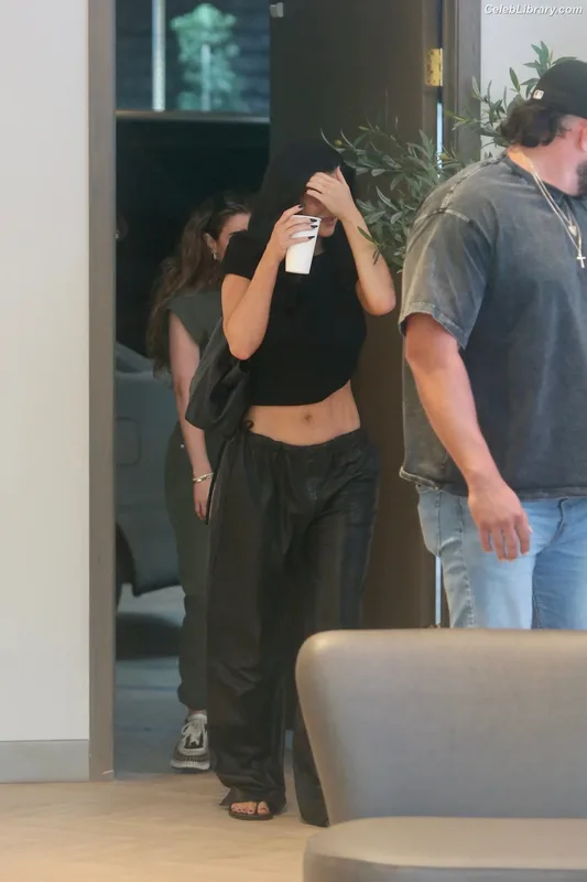 Kylie Jenner photo 15 of 4071