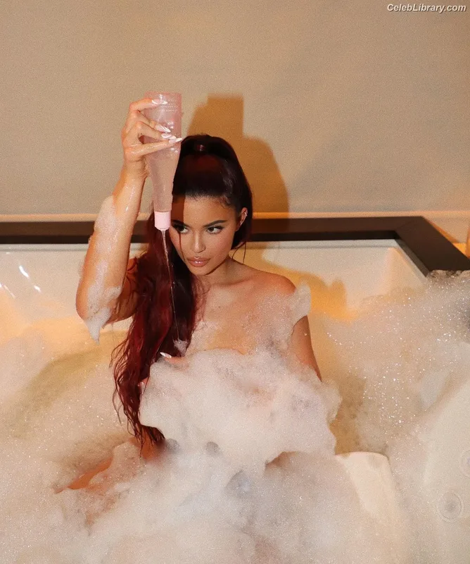 Kylie Jenner photo 21 of 4071