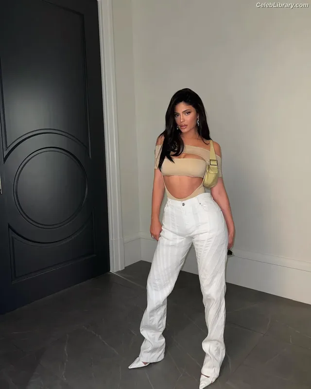 Kylie Jenner photo 23 of 4071