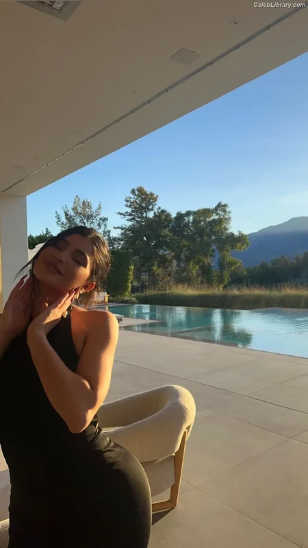 Kylie Jenner photo 4 of 4071