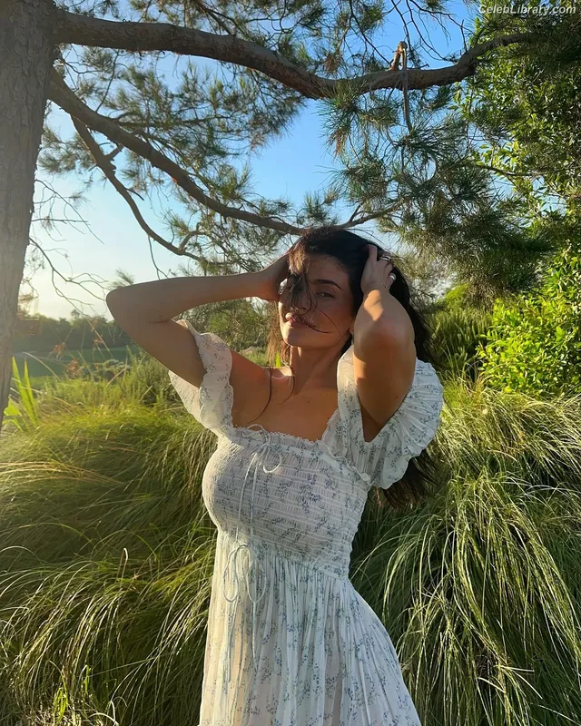 Kylie Jenner photo 20 of 4071