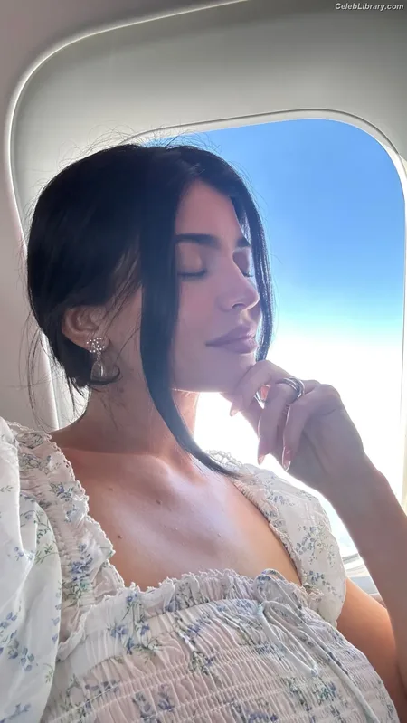 Kylie Jenner photo 4 of 4071