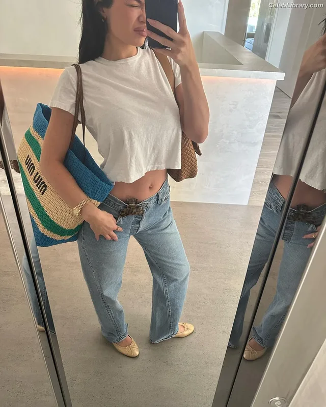 Kylie Jenner photo 6 of 4071