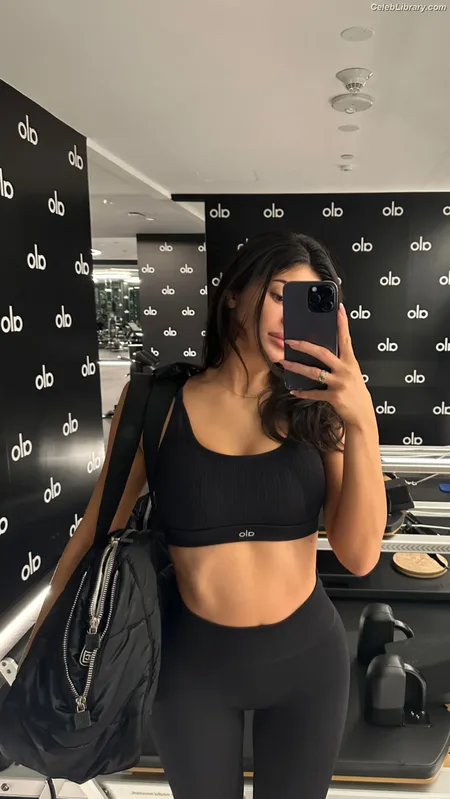 Kylie Jenner photo 8 of 4071