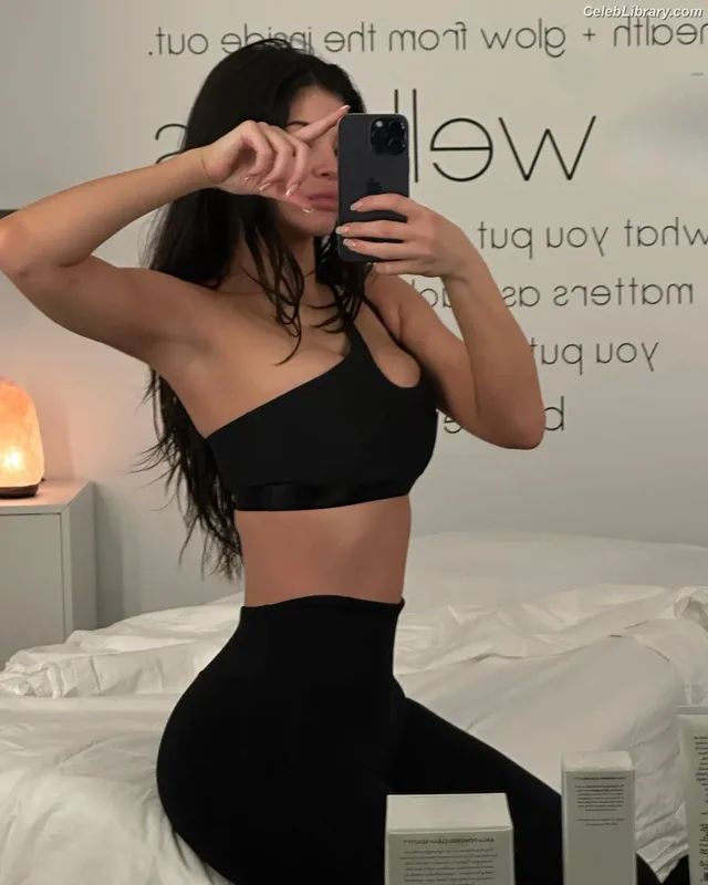 Kylie Jenner photo 9 of 4071