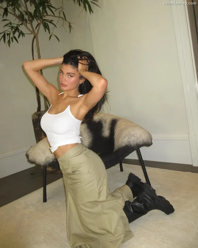 Kylie Jenner photo 12 of 4071