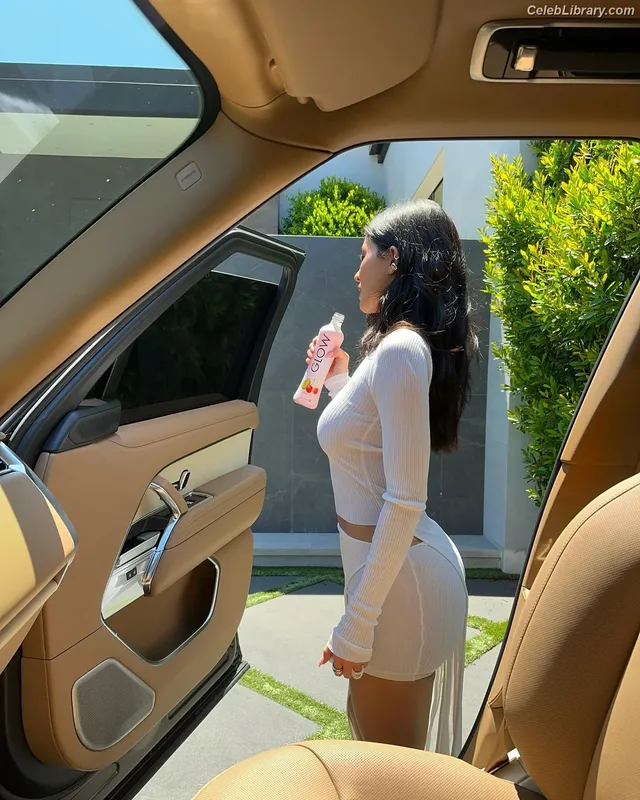 Kylie Jenner photo 17 of 4071