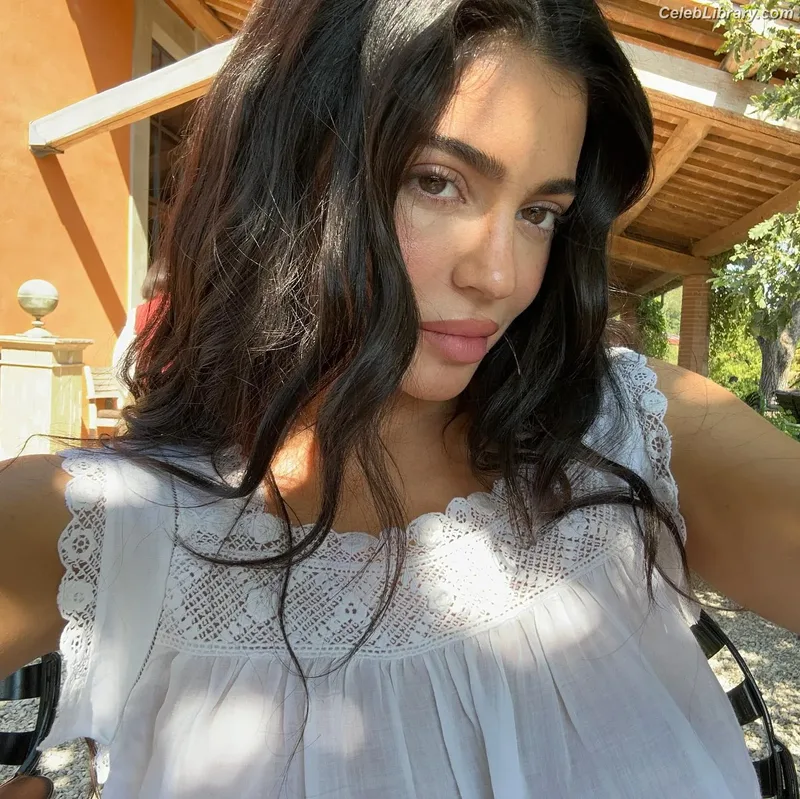 Kylie Jenner photo 1 of 4071