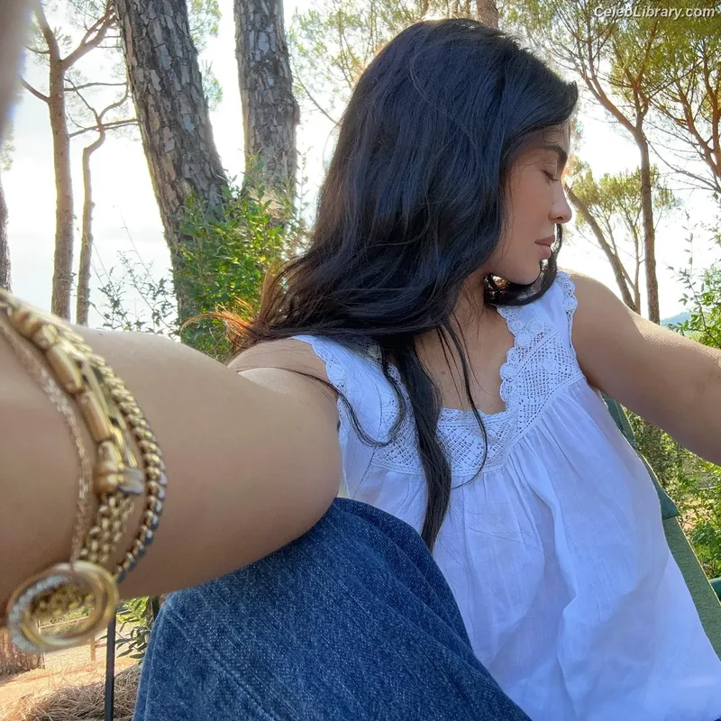 Kylie Jenner photo 2 of 4071