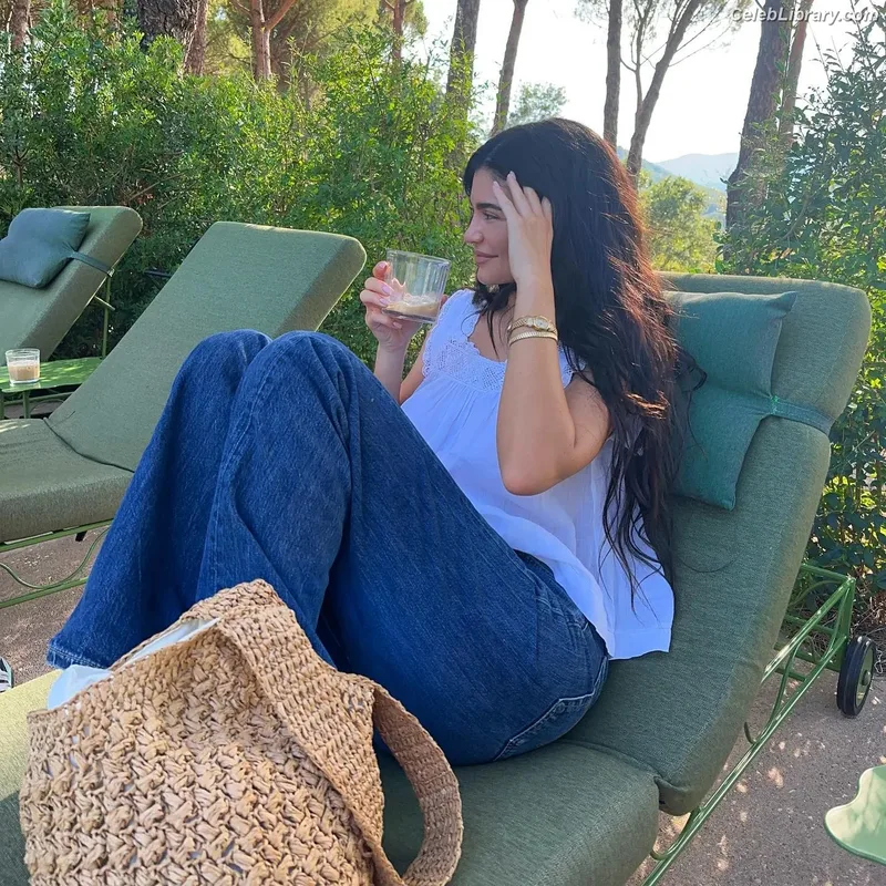 Kylie Jenner photo 3 of 4071