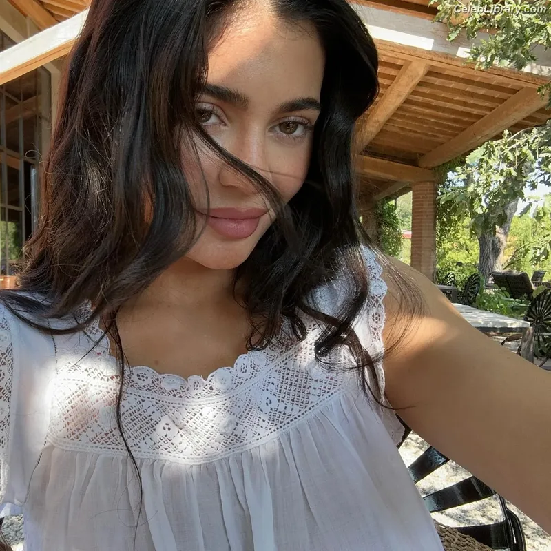 Kylie Jenner photo 4 of 4071