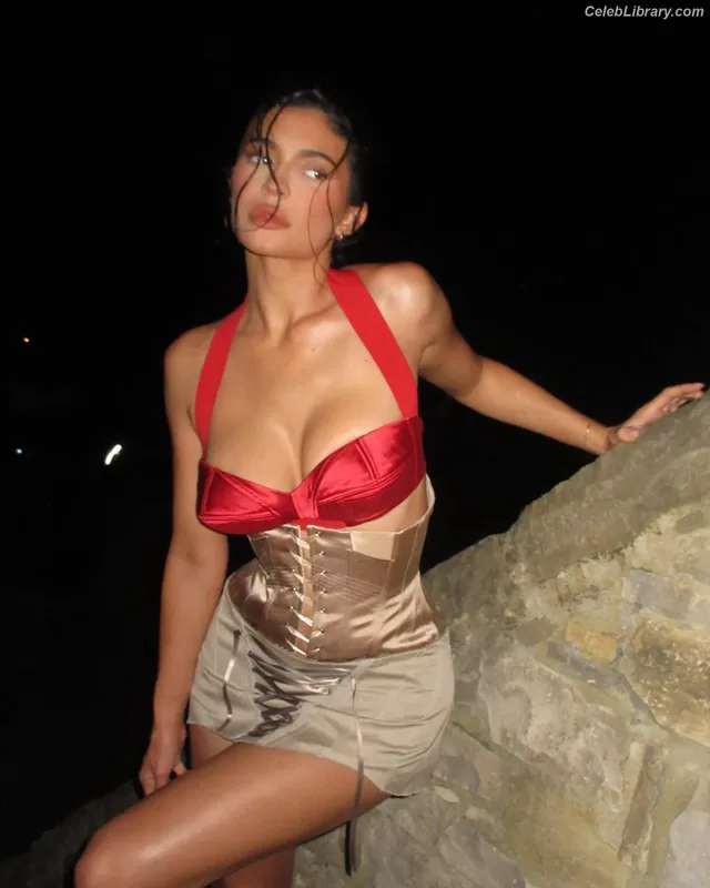 Kylie Jenner photo 5 of 4071