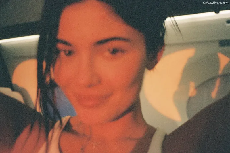 Kylie Jenner photo 10 of 4071