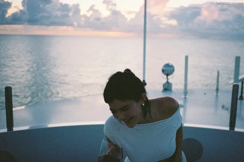 Kylie Jenner photo 12 of 4071