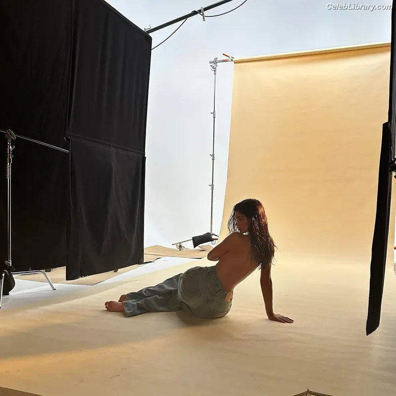 Kylie Jenner photo 14 of 4071