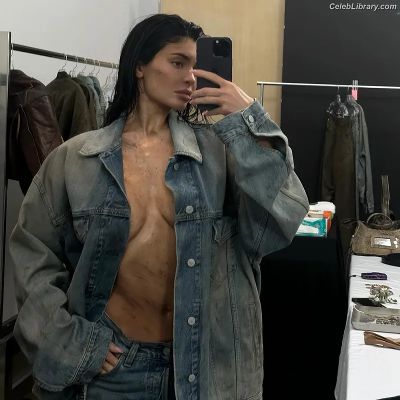 Kylie Jenner photo 17 of 4071