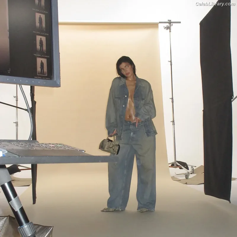 Kylie Jenner photo 18 of 4071