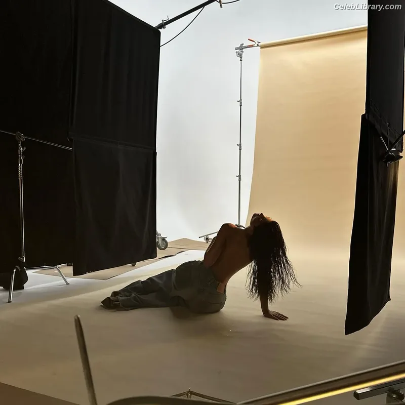Kylie Jenner photo 19 of 4071
