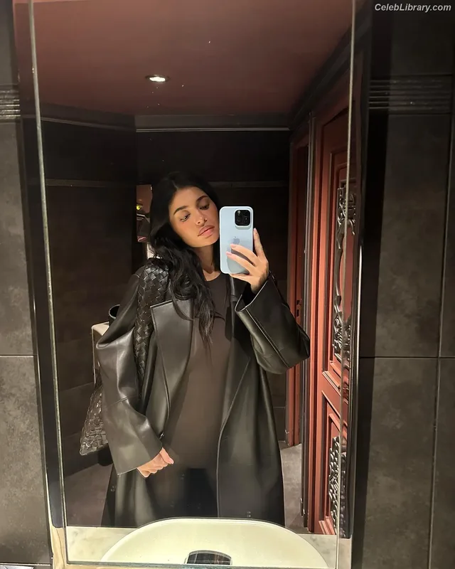 Kylie Jenner photo 21 of 4071