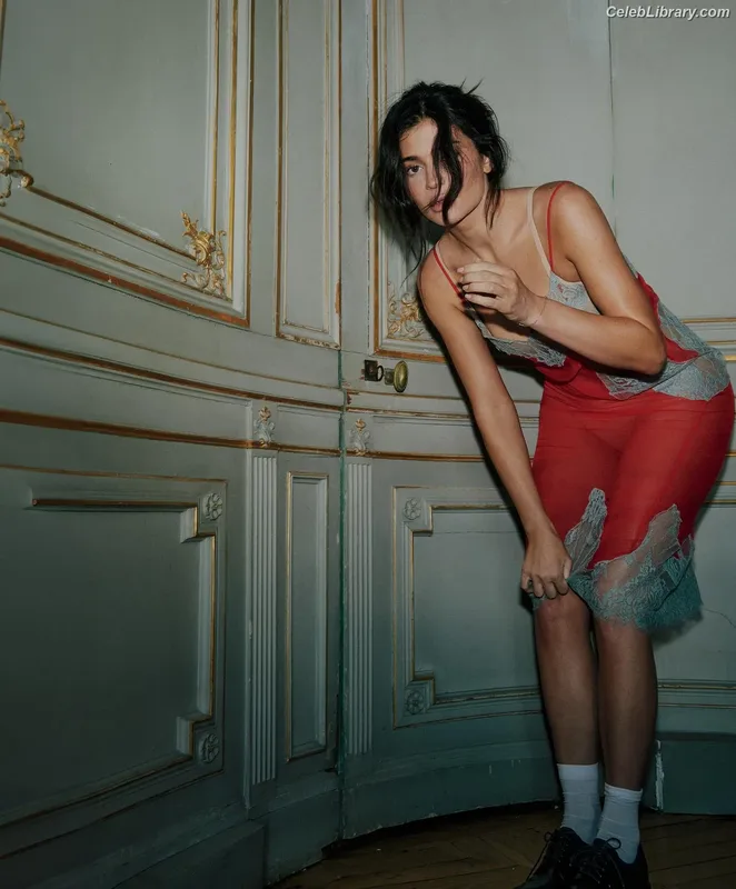 Kylie Jenner photo 4 of 4071