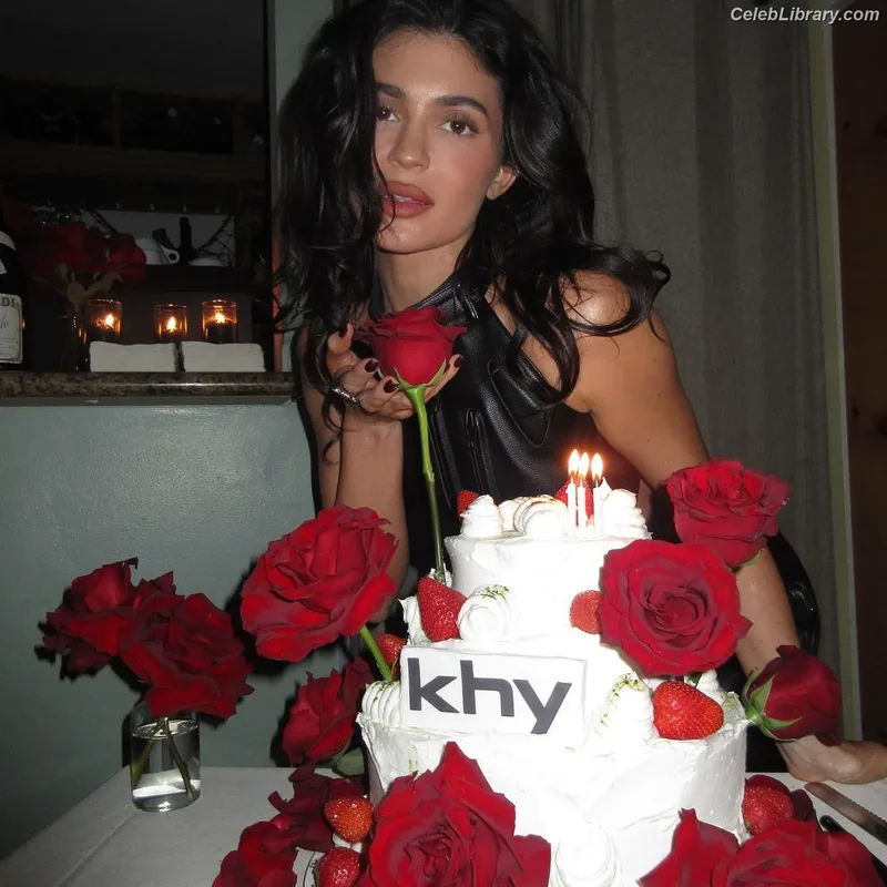 Kylie Jenner photo 13 of 4071