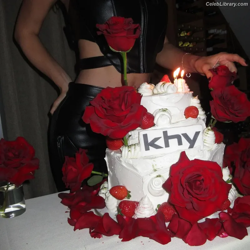 Kylie Jenner photo 14 of 4071