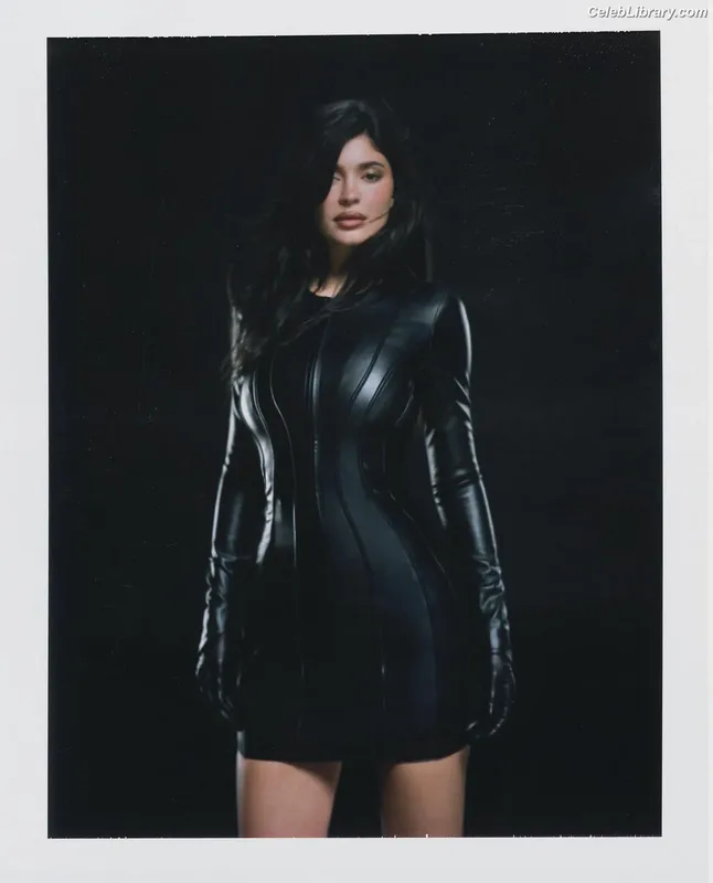 Kylie Jenner photo 16 of 4071