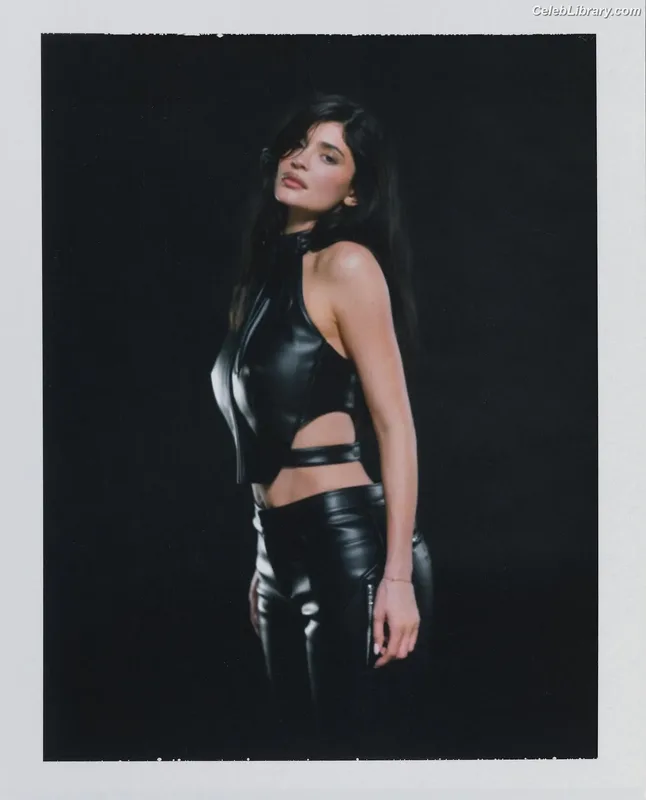 Kylie Jenner photo 17 of 4071